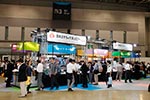 発表されたばかりの｢日本おもちゃ大賞2014｣受賞商品展示に多くの方が足を止めてご覧になっていました。